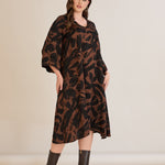 Φόρεμα σε γραμμή Α από σατινέ βισκόζη σε Μόκα /Μαύρο χρώμα σε μεγάλα μεγέθη