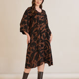 Φόρεμα σε γραμμή Α από σατινέ βισκόζη σε Μόκα /Μαύρο χρώμα σε μεγάλα μεγέθη