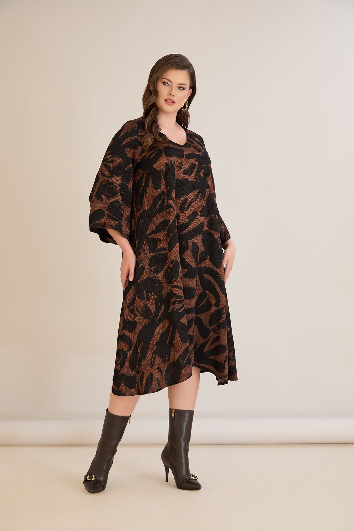 Φόρεμα σε γραμμή Α από σατινέ βισκόζη σε Μόκα /Μαύρο χρώμα σε μεγάλα μεγέθη