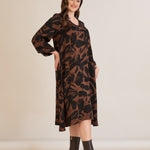 Φόρεμα σε γραμμή Α από σατινέ βισκόζη σε Μόκα /Μαύρο χρώμα σε μεγάλα μεγέθη