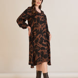 Φόρεμα σε γραμμή Α από σατινέ βισκόζη σε Μόκα /Μαύρο χρώμα σε μεγάλα μεγέθη