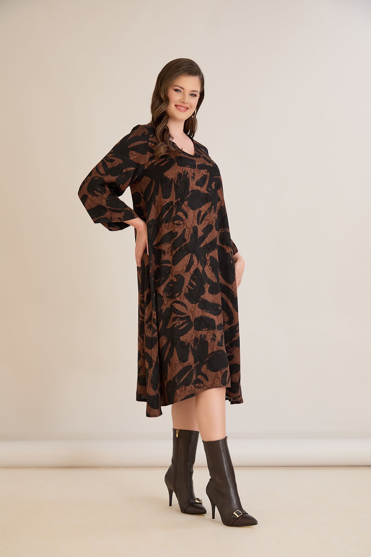 Φόρεμα σε γραμμή Α από σατινέ βισκόζη σε Μόκα /Μαύρο χρώμα σε μεγάλα μεγέθη