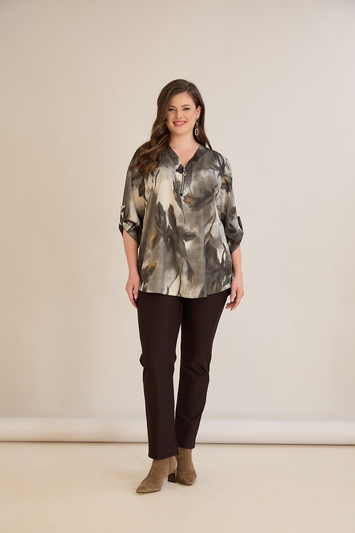 Πολύχρωμη μπλούζα με φερμουάρ και αυθεντικό σχέδιο σε μεγάλα μεγέθη