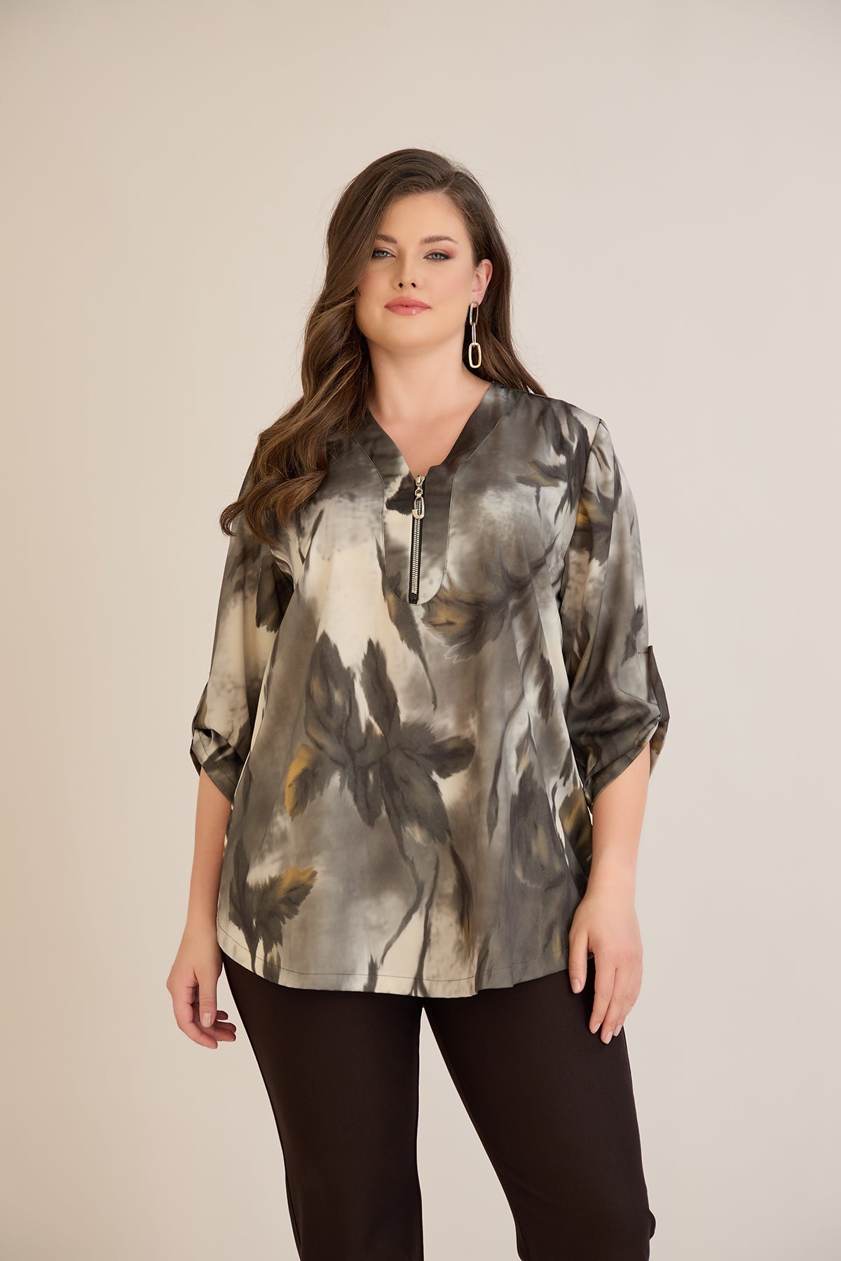 Πολύχρωμη μπλούζα με φερμουάρ και αυθεντικό σχέδιο σε μεγάλα μεγέθη