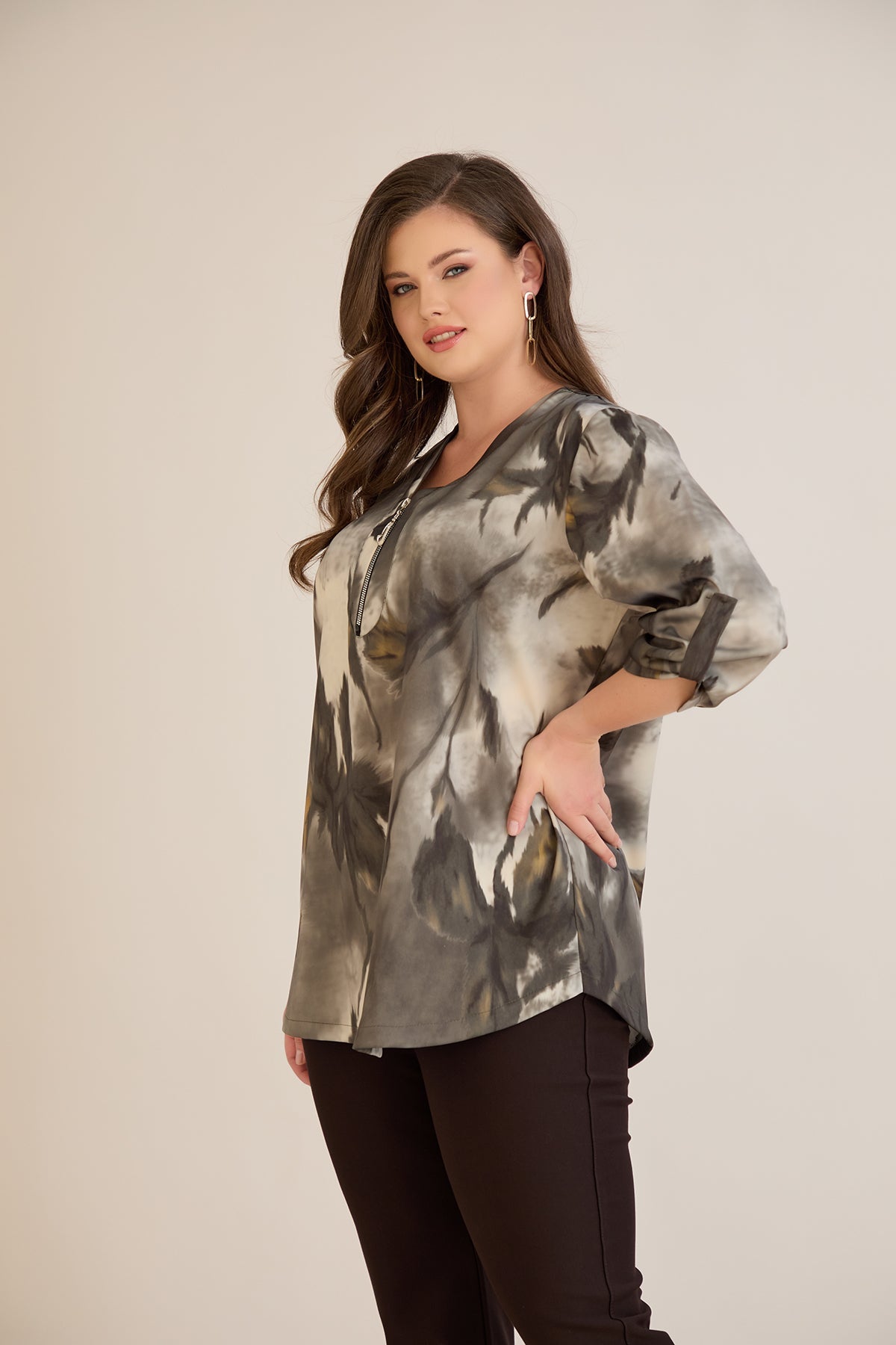 Πολύχρωμη μπλούζα με φερμουάρ και αυθεντικό σχέδιο σε μεγάλα μεγέθη