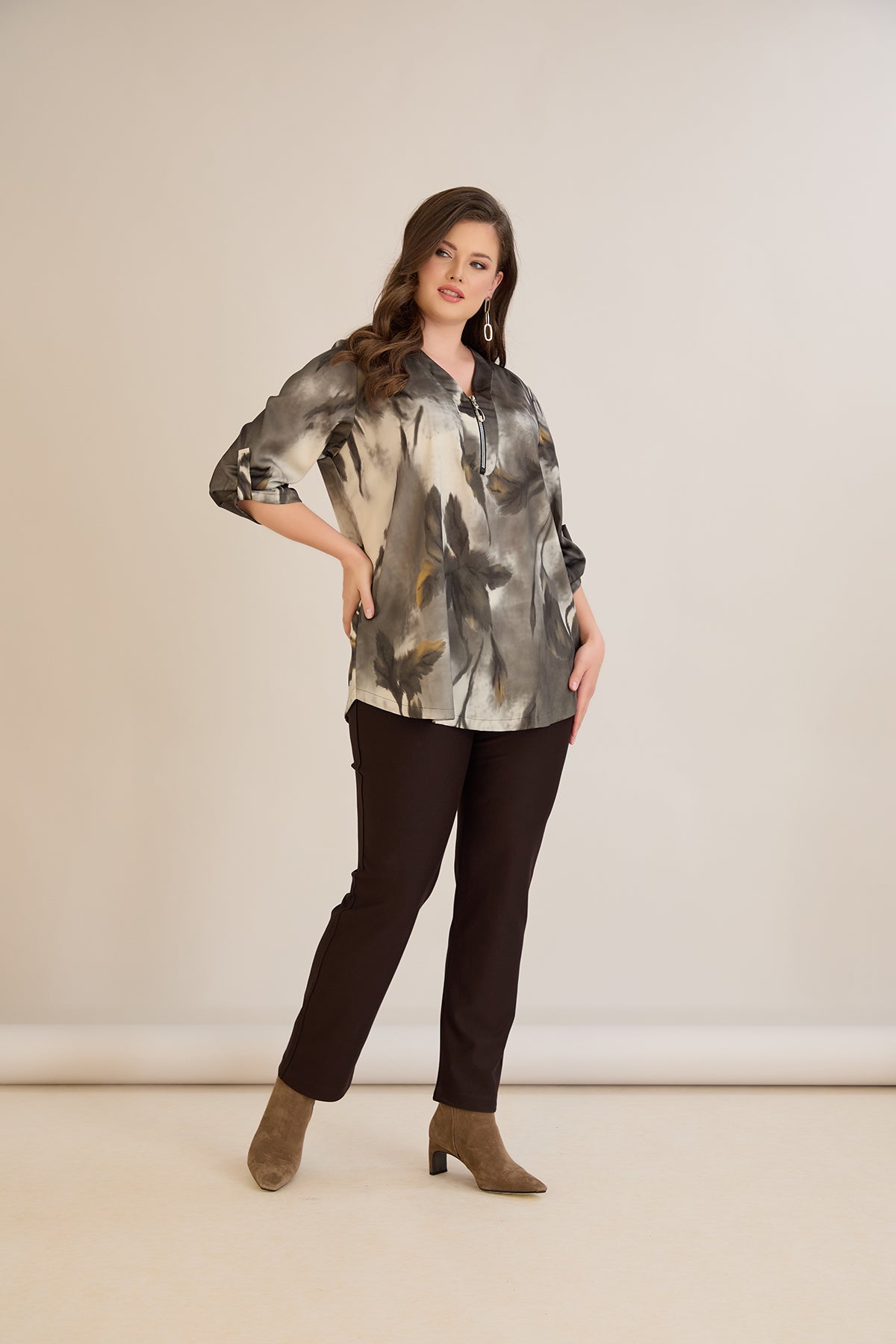 Πολύχρωμη μπλούζα με φερμουάρ και αυθεντικό σχέδιο σε μεγάλα μεγέθη