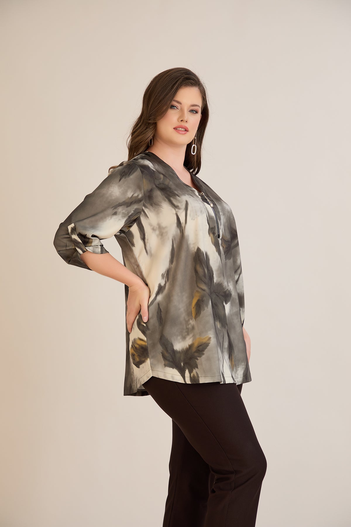 Πολύχρωμη μπλούζα με φερμουάρ και αυθεντικό σχέδιο σε μεγάλα μεγέθη