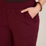 Παντελόνι με ελαστική μέση και ίσια γραμμή σε χρώμα Μπορντώ σε μεγάλα μεγέθη