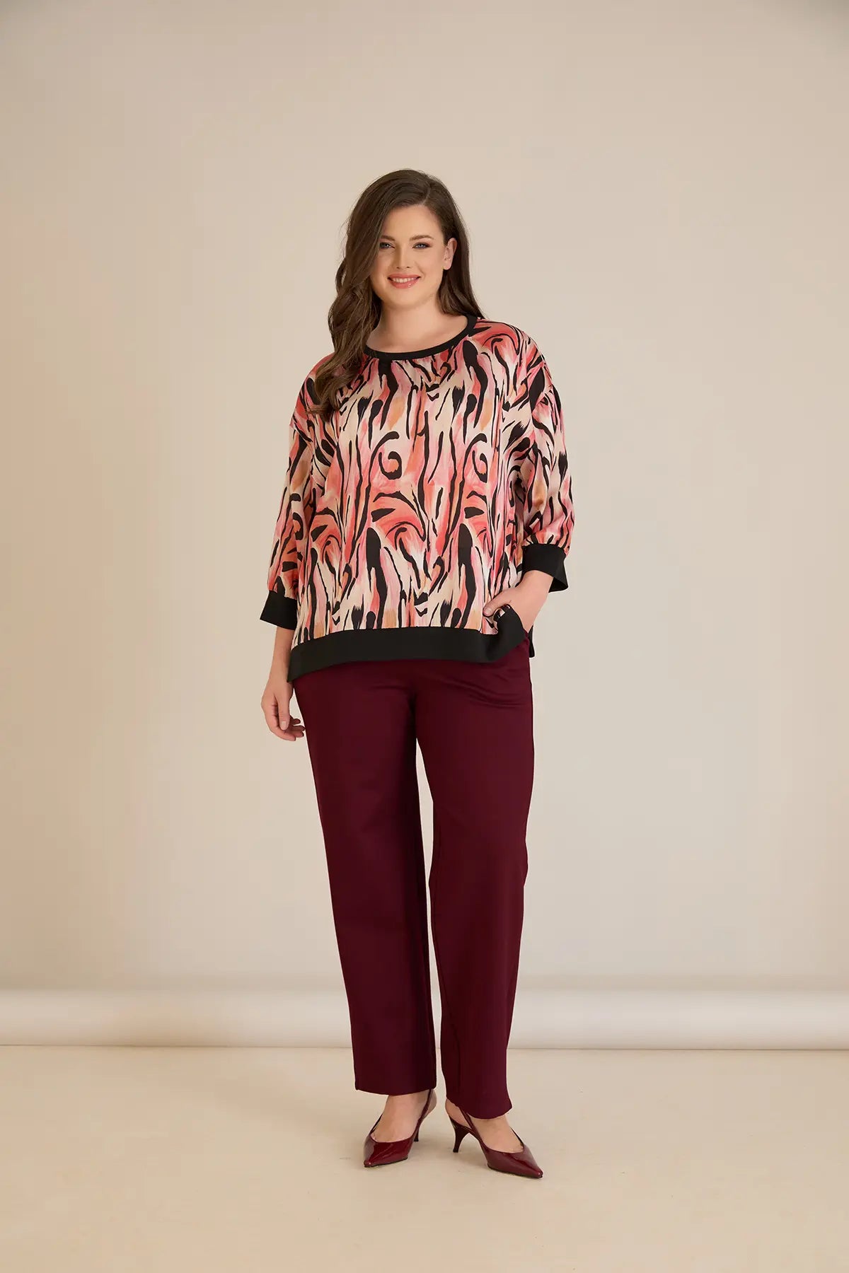 Παντελόνι με ελαστική μέση και ίσια γραμμή σε χρώμα Μπορντώ σε μεγάλα μεγέθη