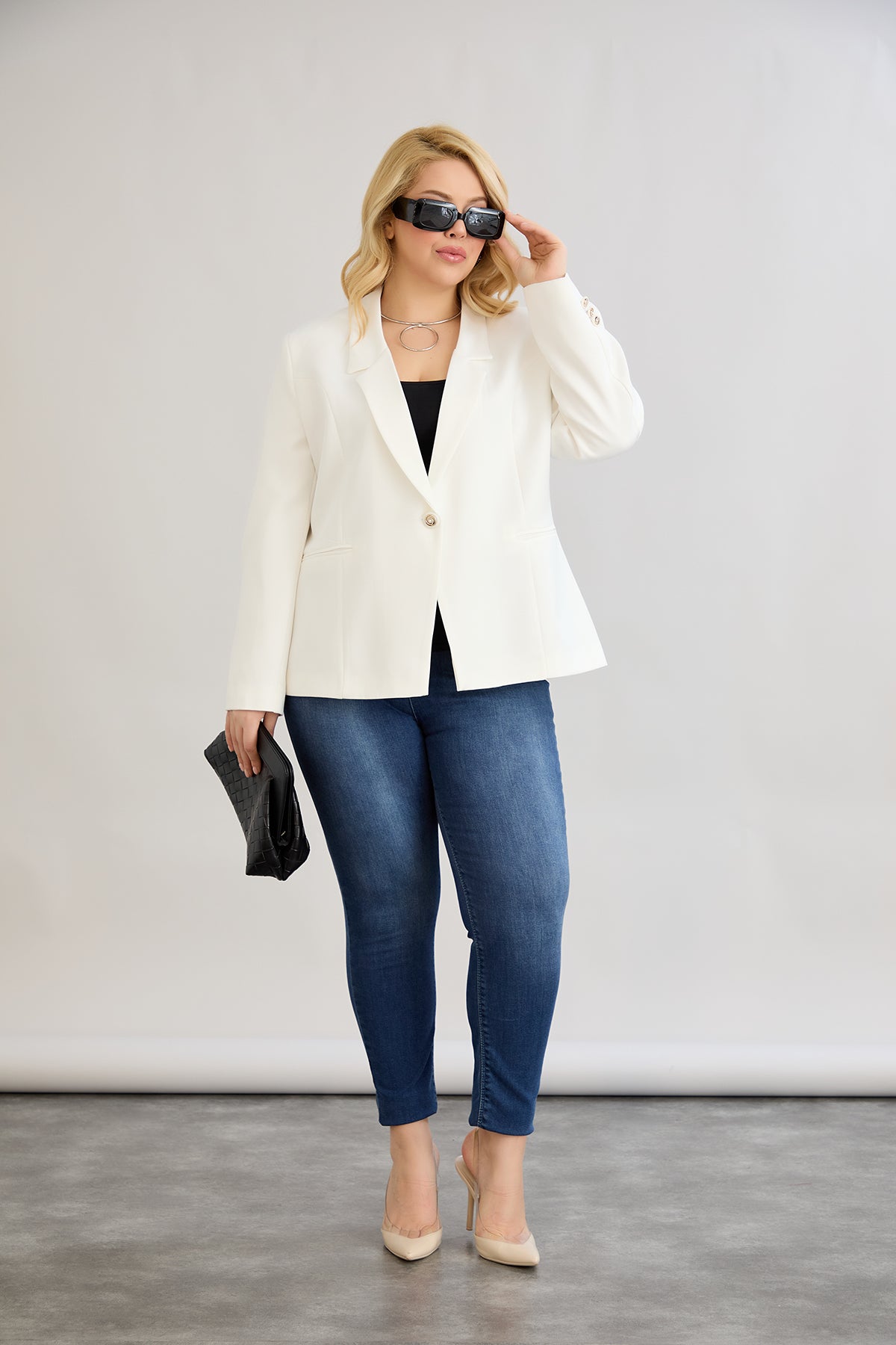 Κομψό και μοντέρνο σακάκι με φόδρα  και ένα κουμπί σε μεγάλα μεγέθη- Άσπρο