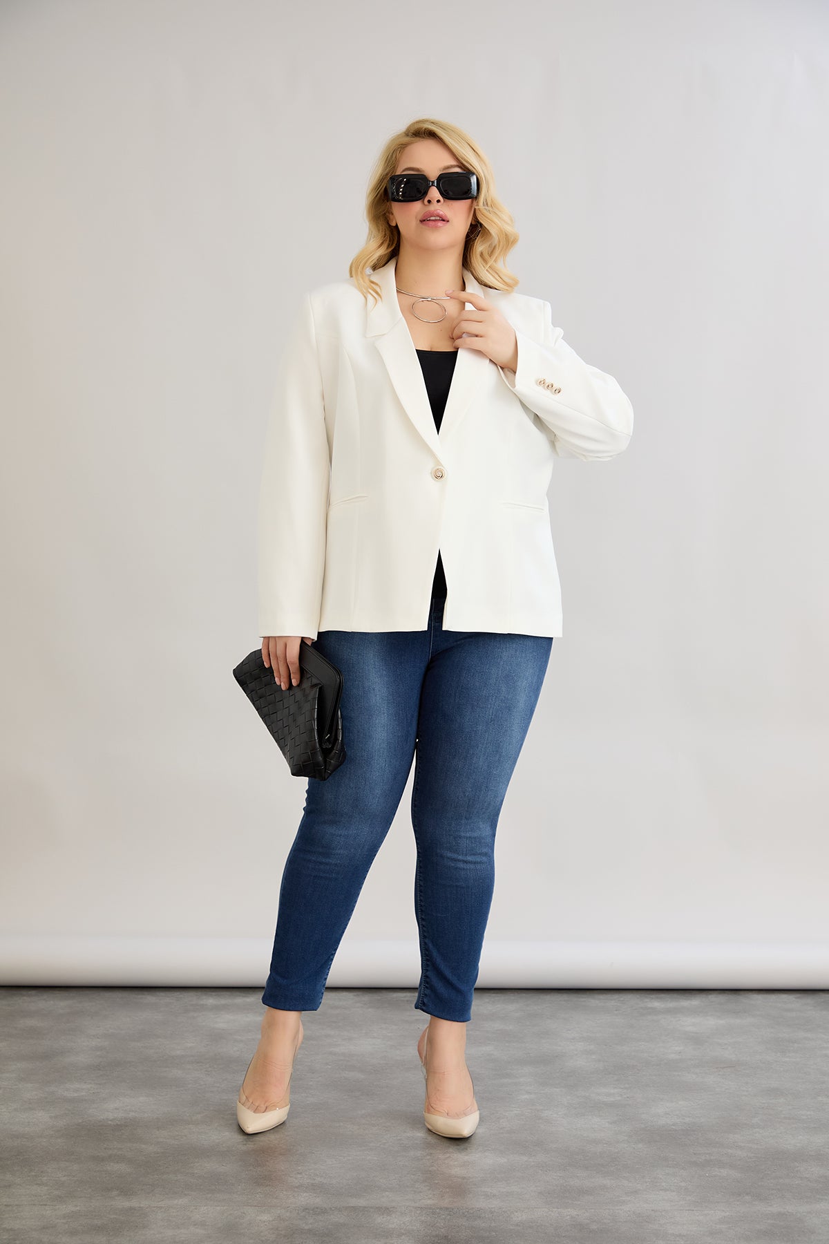 Κομψό και μοντέρνο σακάκι με φόδρα  και ένα κουμπί σε μεγάλα μεγέθη- Άσπρο