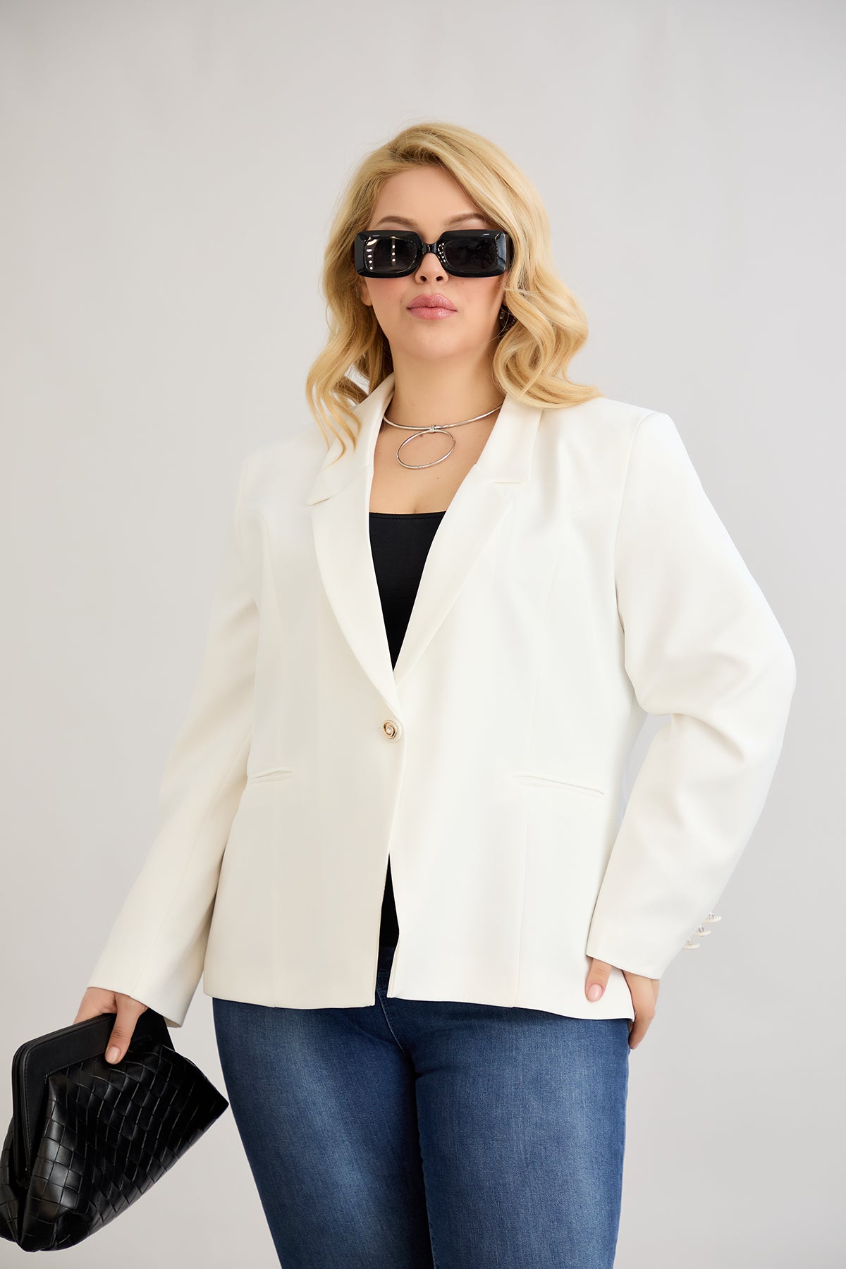 Κομψό και μοντέρνο σακάκι με φόδρα  και ένα κουμπί σε μεγάλα μεγέθη- Άσπρο