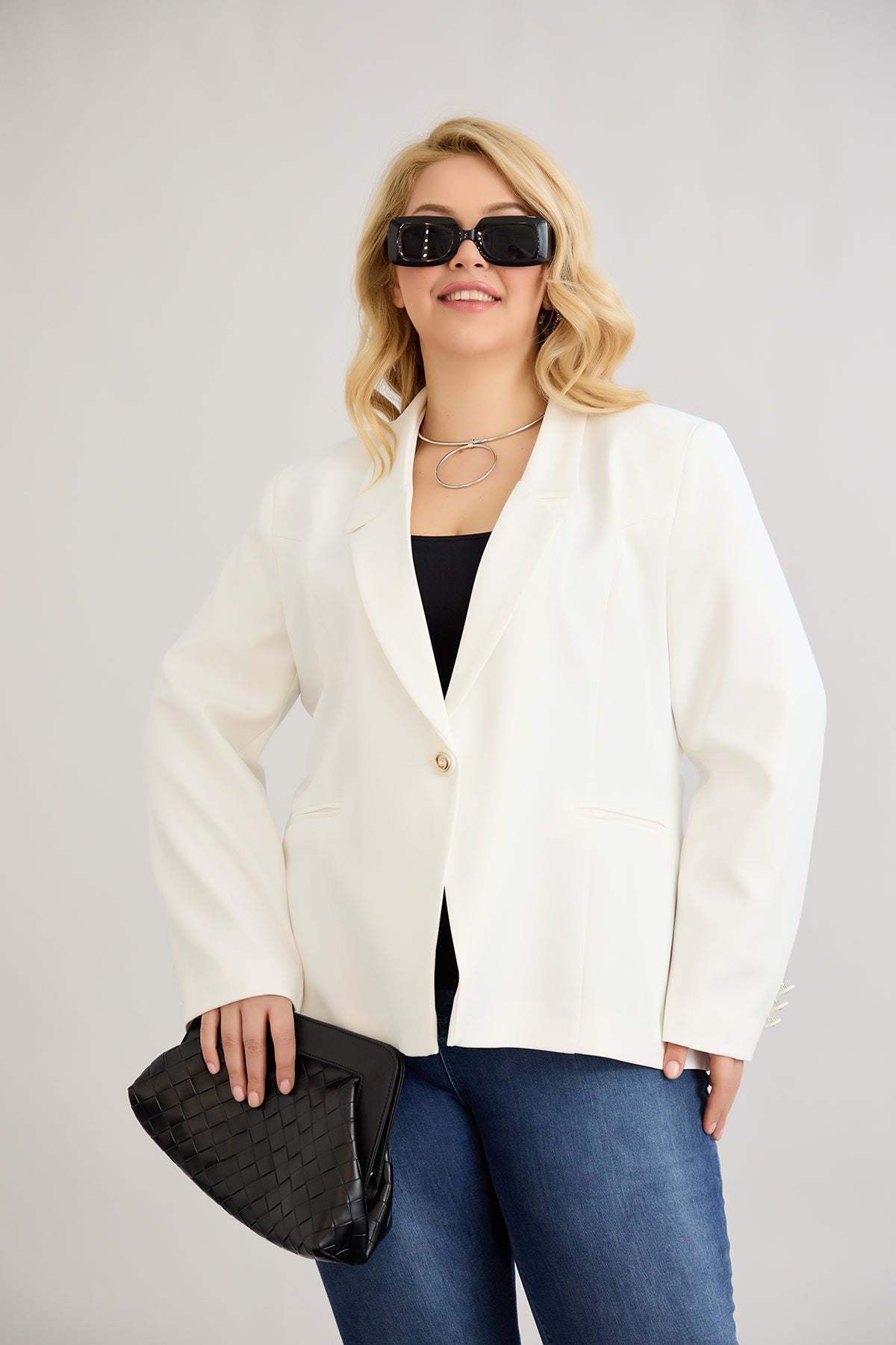 Κομψό και μοντέρνο σακάκι με φόδρα  και ένα κουμπί σε μεγάλα μεγέθη- Άσπρο