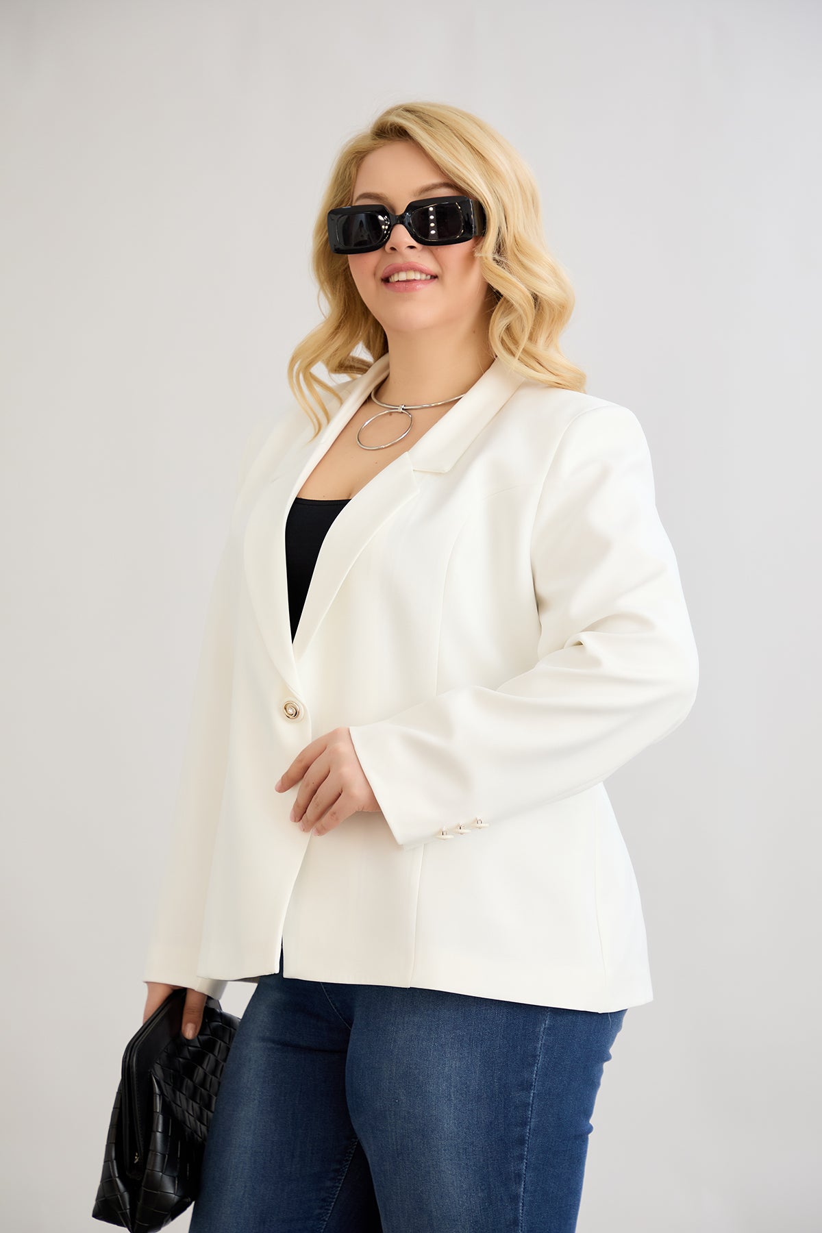 Κομψό και μοντέρνο σακάκι με φόδρα  και ένα κουμπί σε μεγάλα μεγέθη- Άσπρο