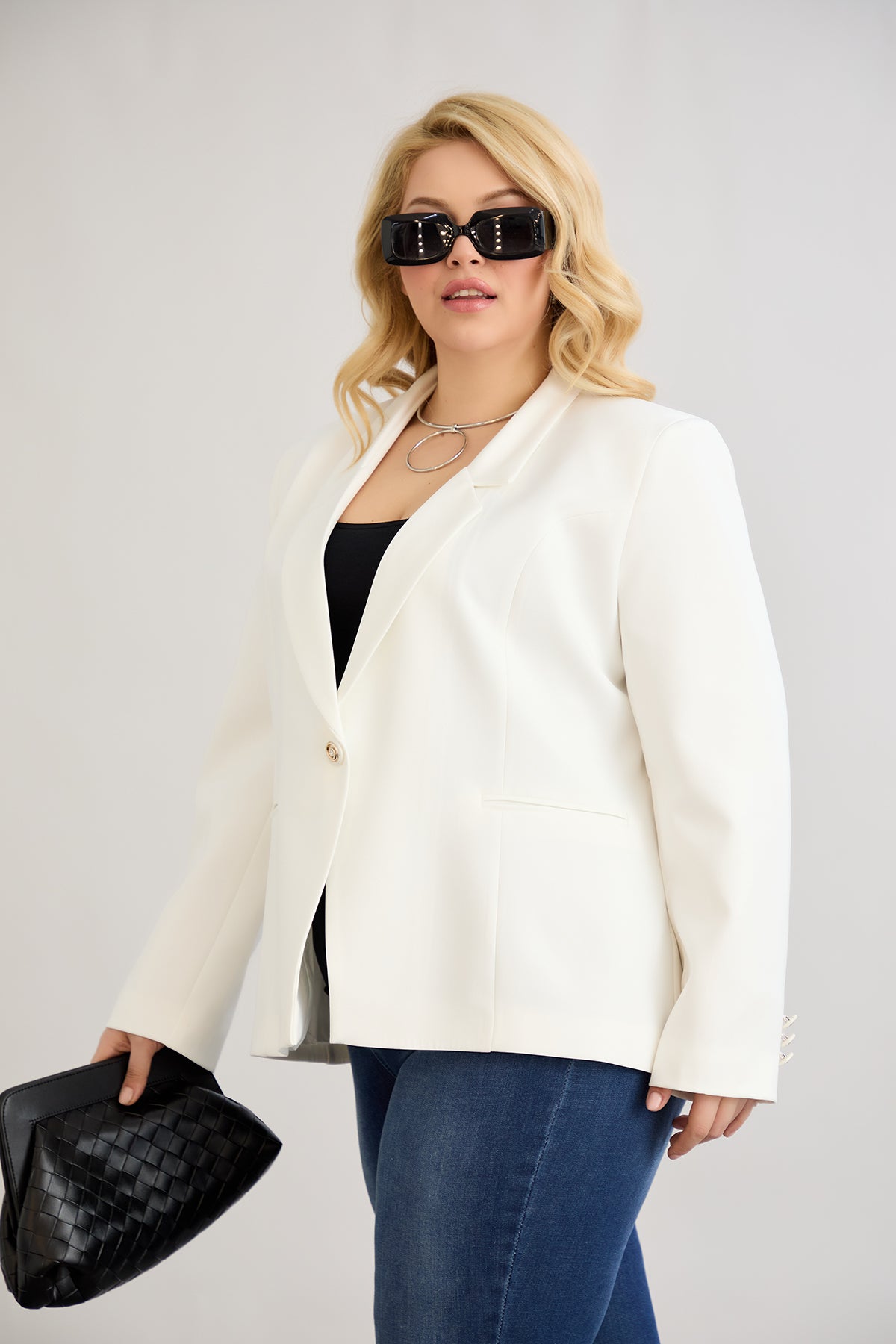 Κομψό και μοντέρνο σακάκι με φόδρα  και ένα κουμπί σε μεγάλα μεγέθη- Άσπρο