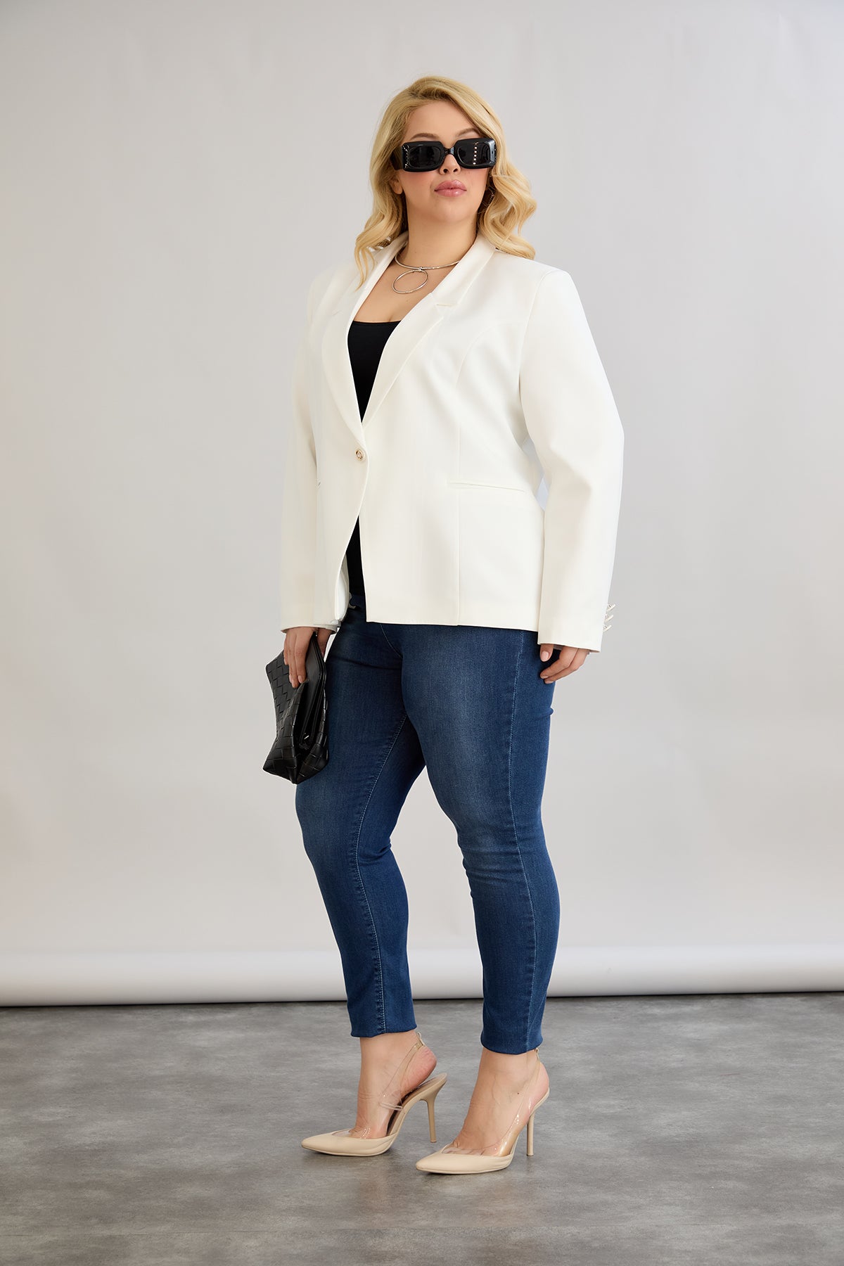 Κομψό και μοντέρνο σακάκι με φόδρα  και ένα κουμπί σε μεγάλα μεγέθη- Άσπρο