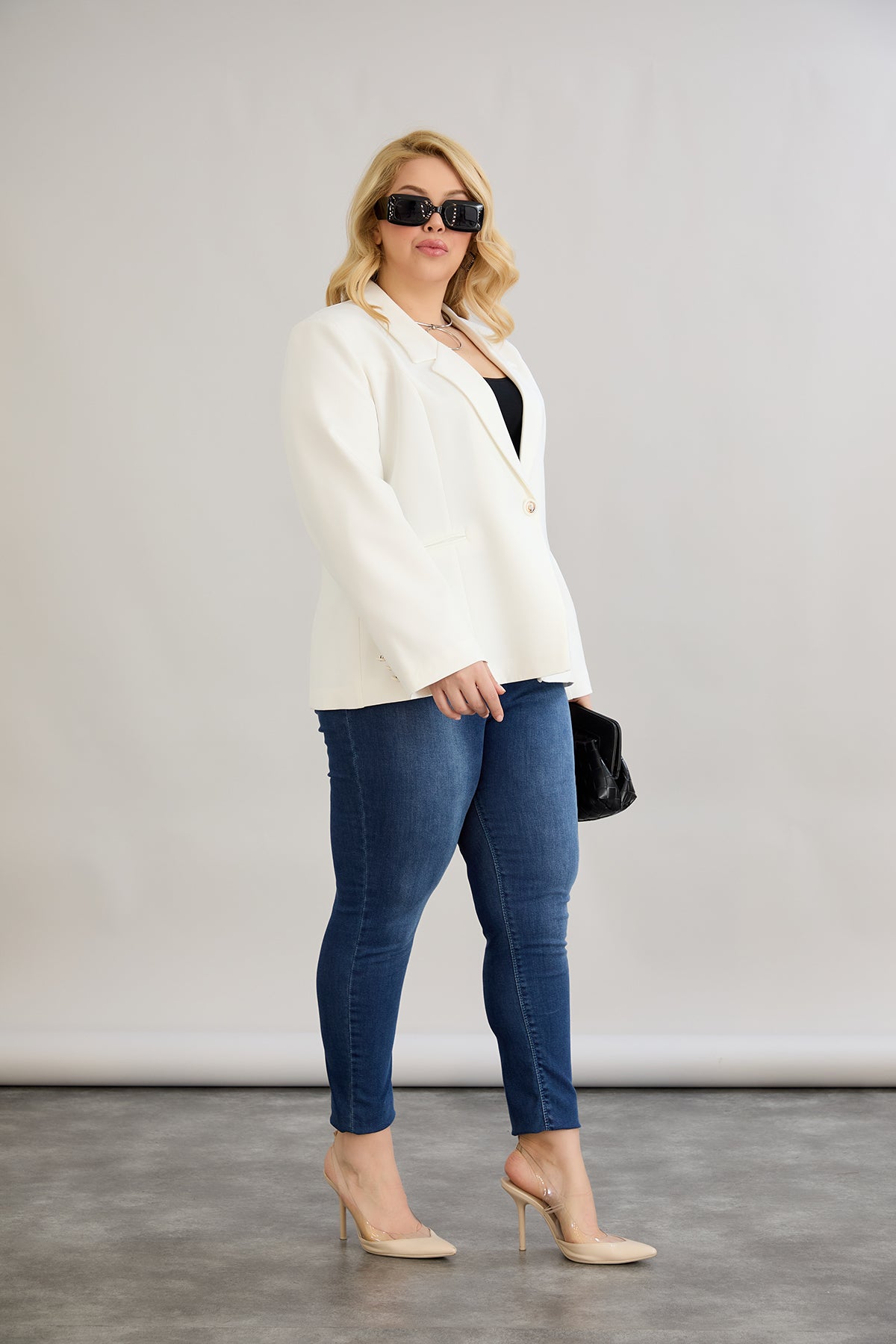 Κομψό και μοντέρνο σακάκι με φόδρα  και ένα κουμπί σε μεγάλα μεγέθη- Άσπρο