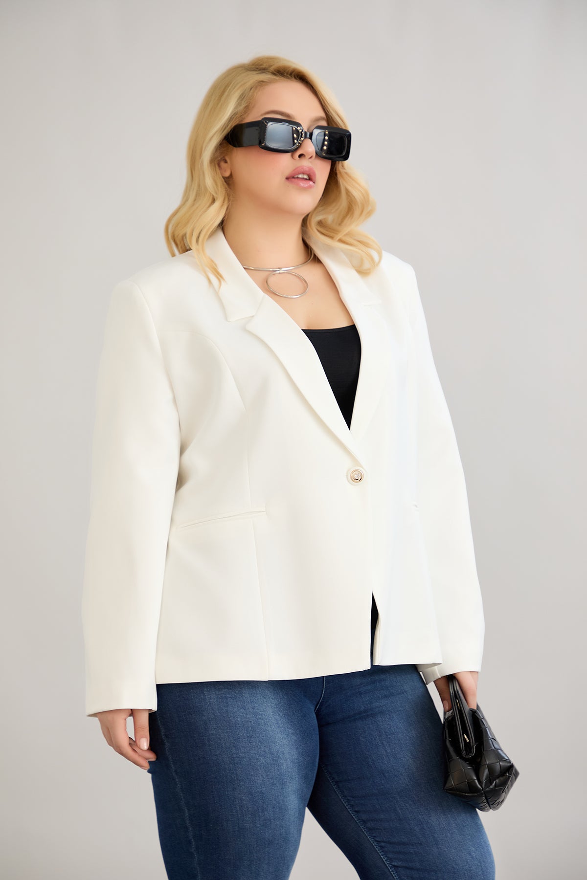 Κομψό και μοντέρνο σακάκι με φόδρα  και ένα κουμπί σε μεγάλα μεγέθη- Άσπρο
