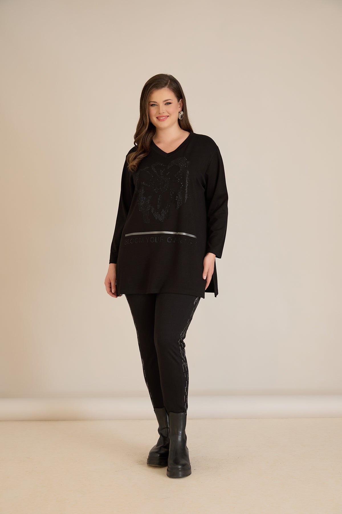 Τουνίκ από βισκόζη με στρασάκια Bloom σε μαύρο χρώμα σε μέγαλα μεγέθη