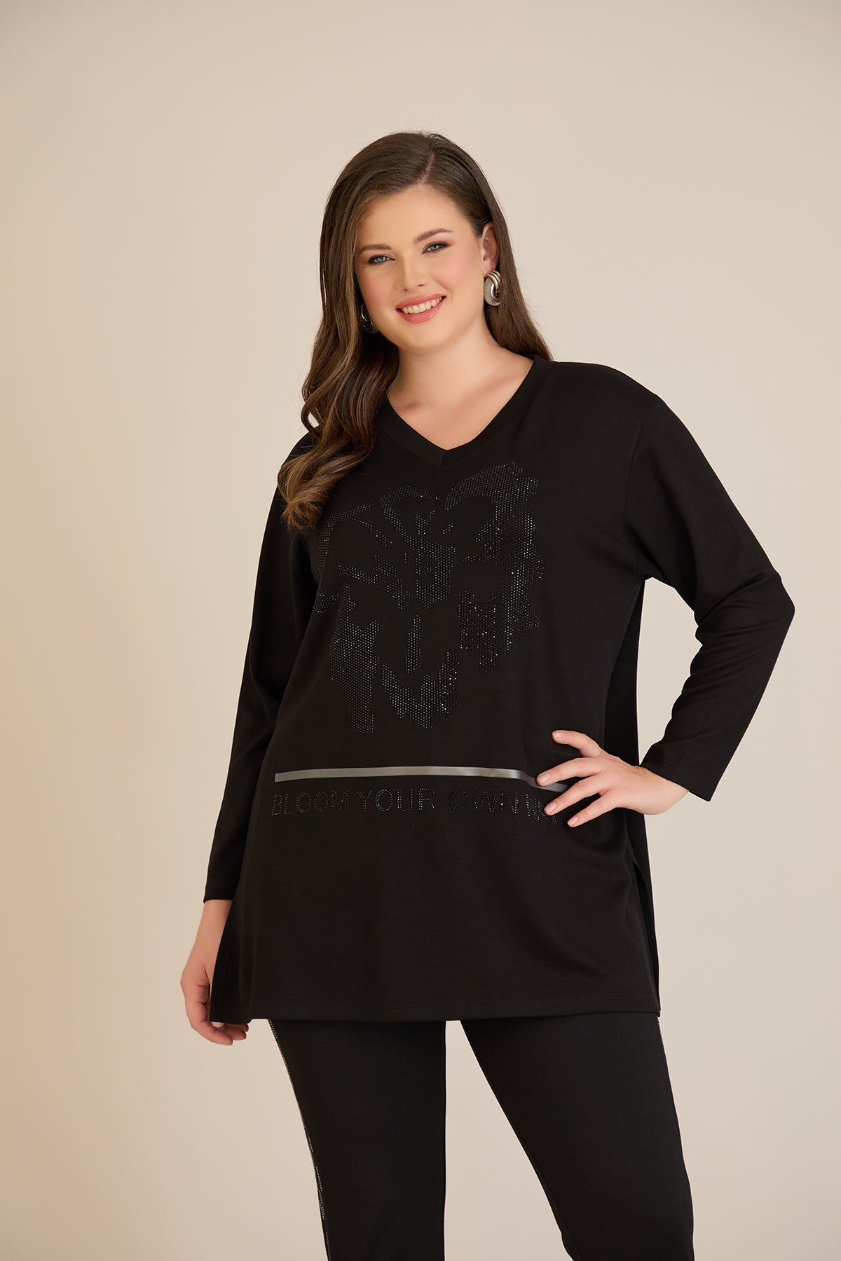 Τουνίκ από βισκόζη με στρασάκια Bloom σε μαύρο χρώμα σε μέγαλα μεγέθη