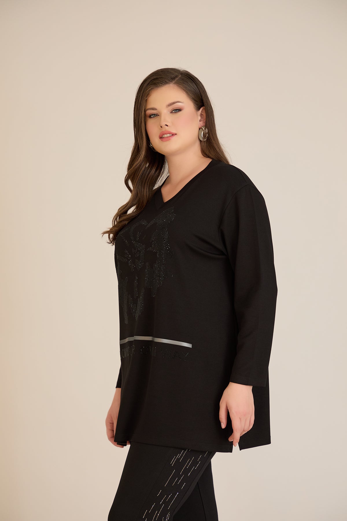 Τουνίκ από βισκόζη με στρασάκια Bloom σε μαύρο χρώμα σε μέγαλα μεγέθη