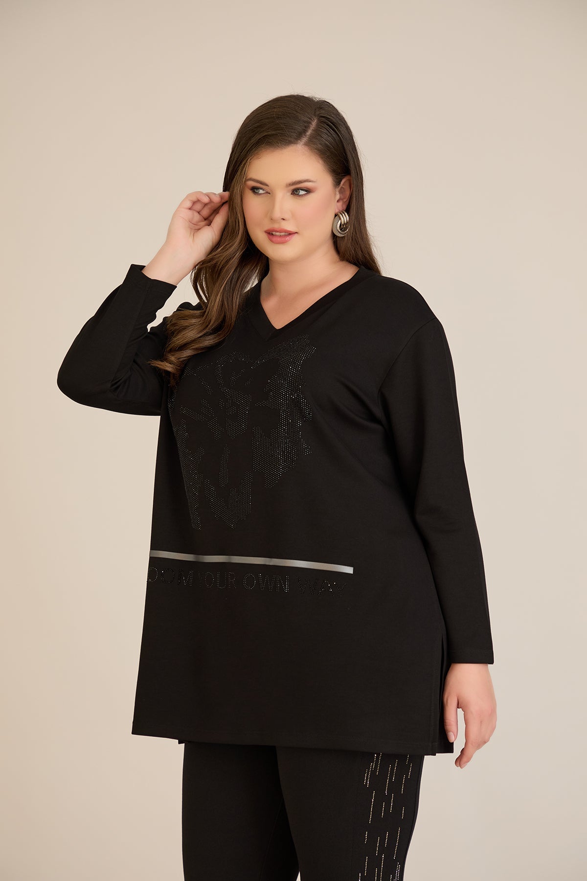 Τουνίκ από βισκόζη με στρασάκια Bloom σε μαύρο χρώμα σε μέγαλα μεγέθη