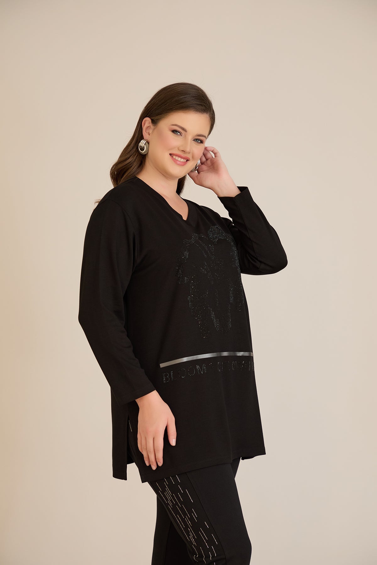 Τουνίκ από βισκόζη με στρασάκια Bloom σε μαύρο χρώμα σε μέγαλα μεγέθη