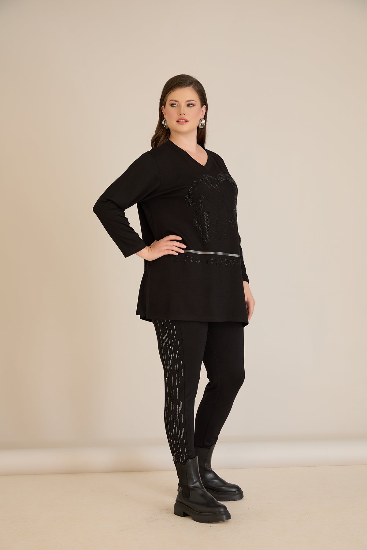 Τουνίκ από βισκόζη με στρασάκια Bloom σε μαύρο χρώμα σε μέγαλα μεγέθη