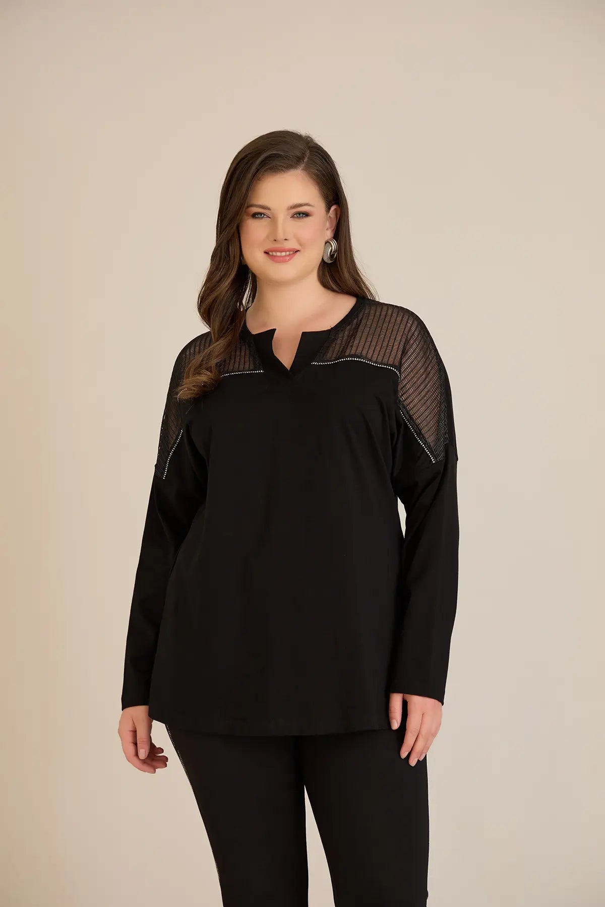 Βαμβακερή μπλούζα με V λαιμόκοψη και δίχτυ στους ώμους σε μαύρο χρώμα σε μεγάλα μεγέθη
