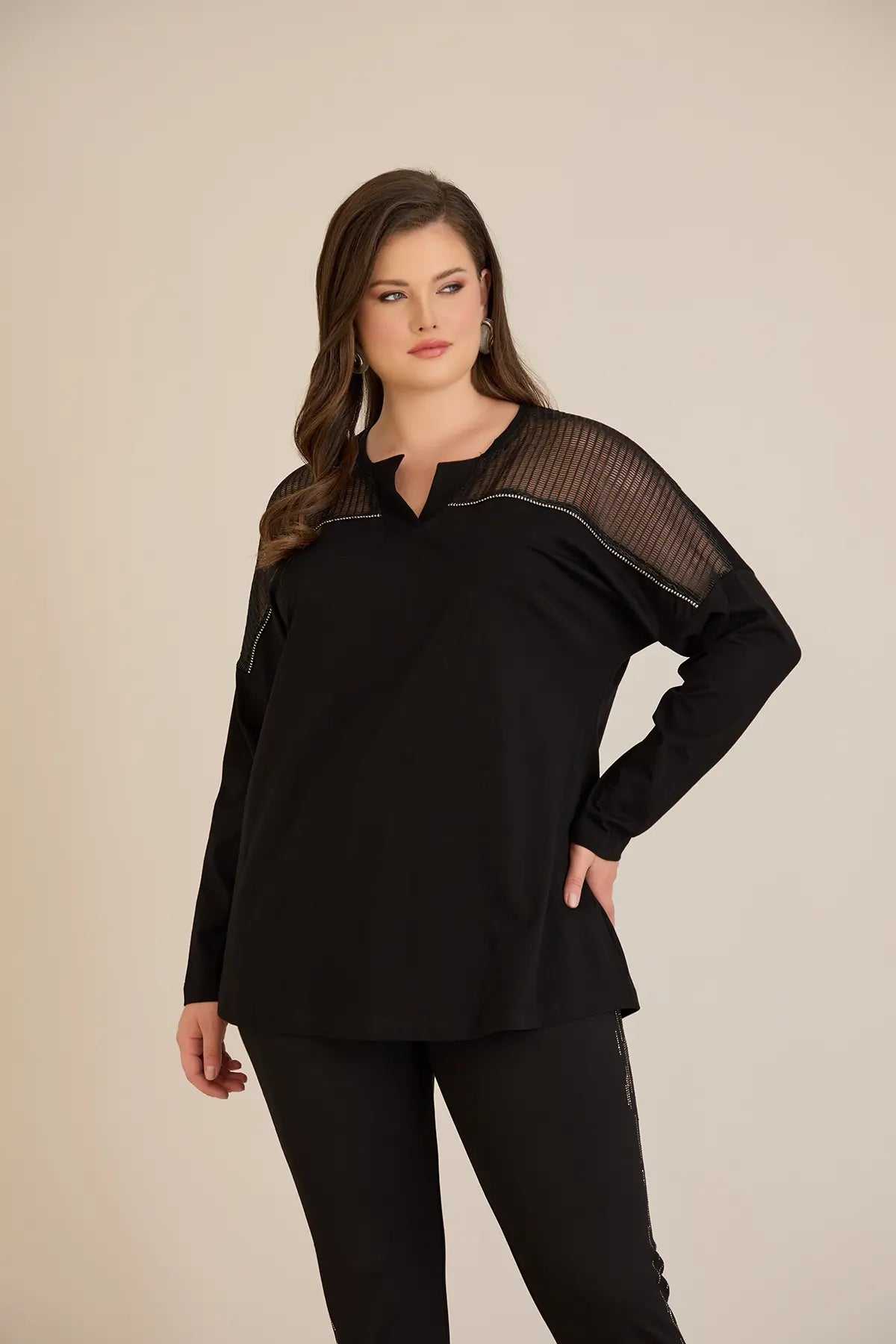 Βαμβακερή μπλούζα με V λαιμόκοψη και δίχτυ στους ώμους σε μαύρο χρώμα σε μεγάλα μεγέθη