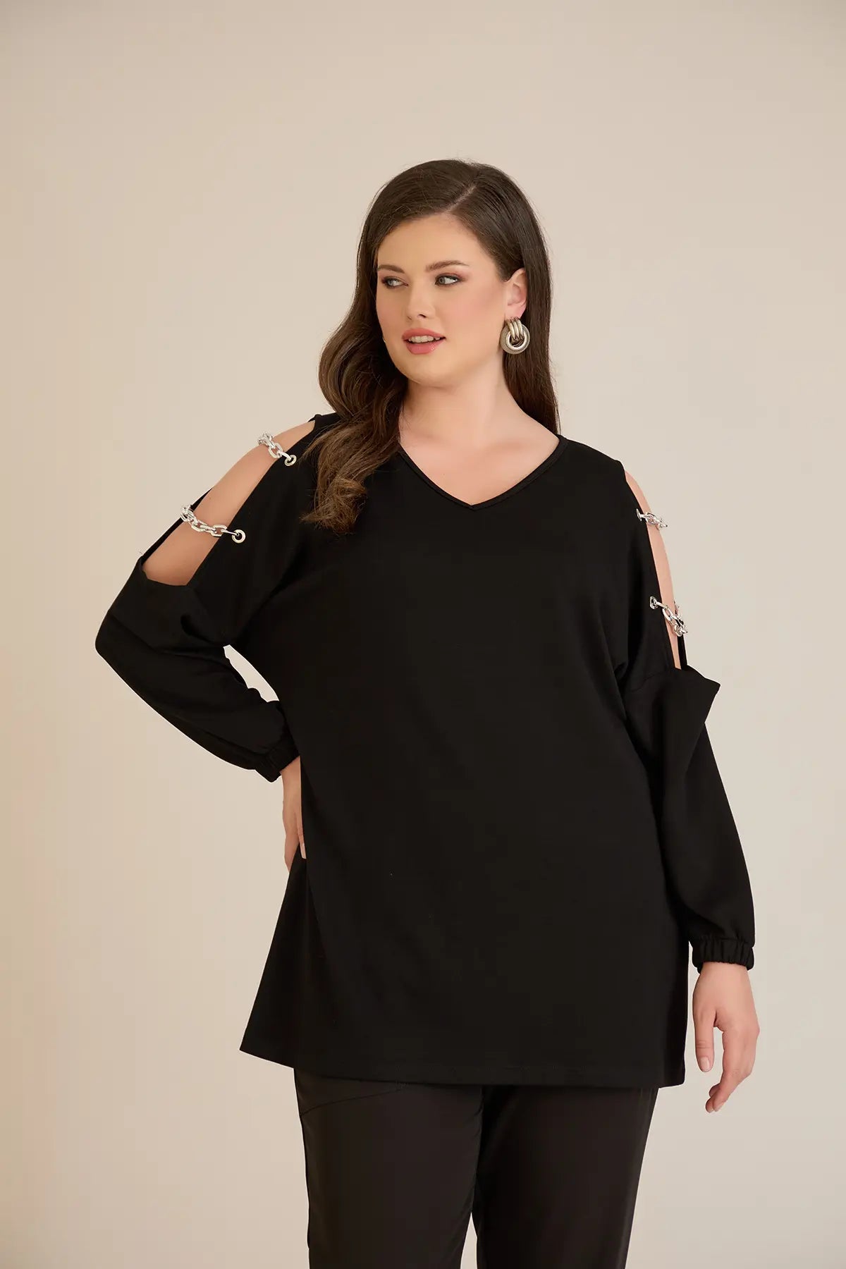 Τουνίκ με έξω τους ώμους και ασημί αλυσίδα σε μαύρο χρώμα σε μεγάλα μεγέθη