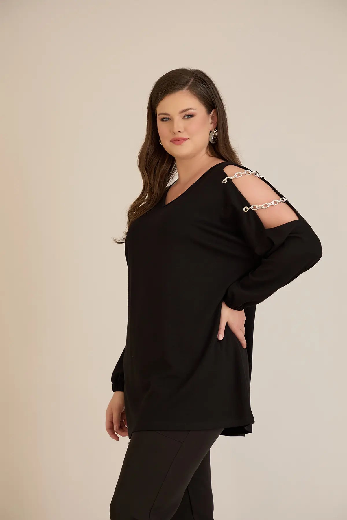 Τουνίκ με έξω τους ώμους και ασημί αλυσίδα σε μαύρο χρώμα σε μεγάλα μεγέθη