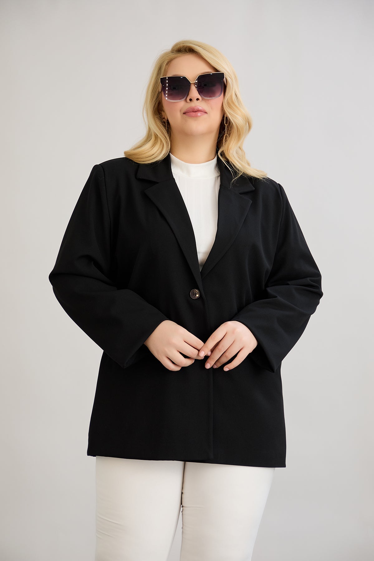 Κομψό και μοντέρνο σακάκι με φόδρα σε μεγάλα μεγέθη- Μαύρο