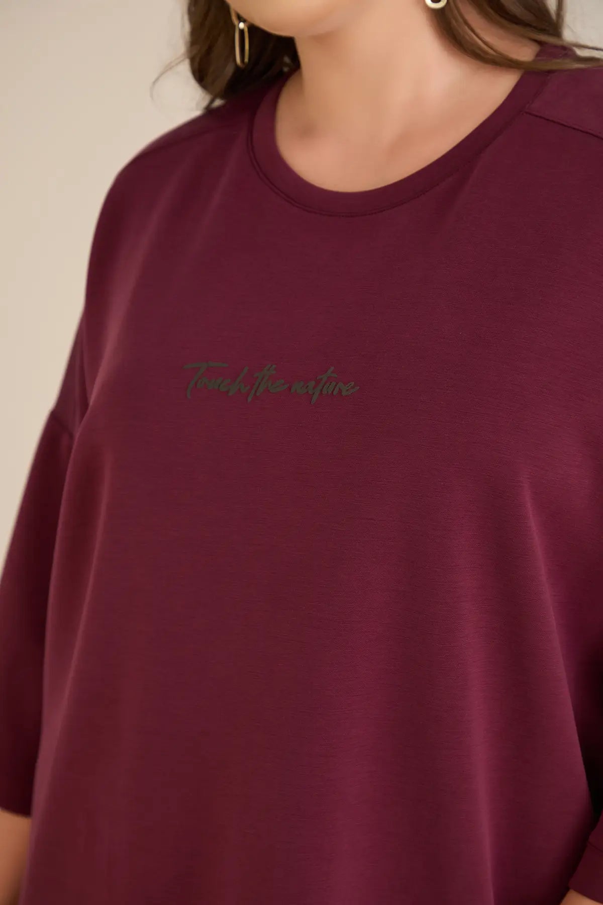 Γυναικεία μπλούζα Oversize με χαμηλή ραφή του ώμου σε μπορντό χρώμα σε μεγάλα μεγέθη