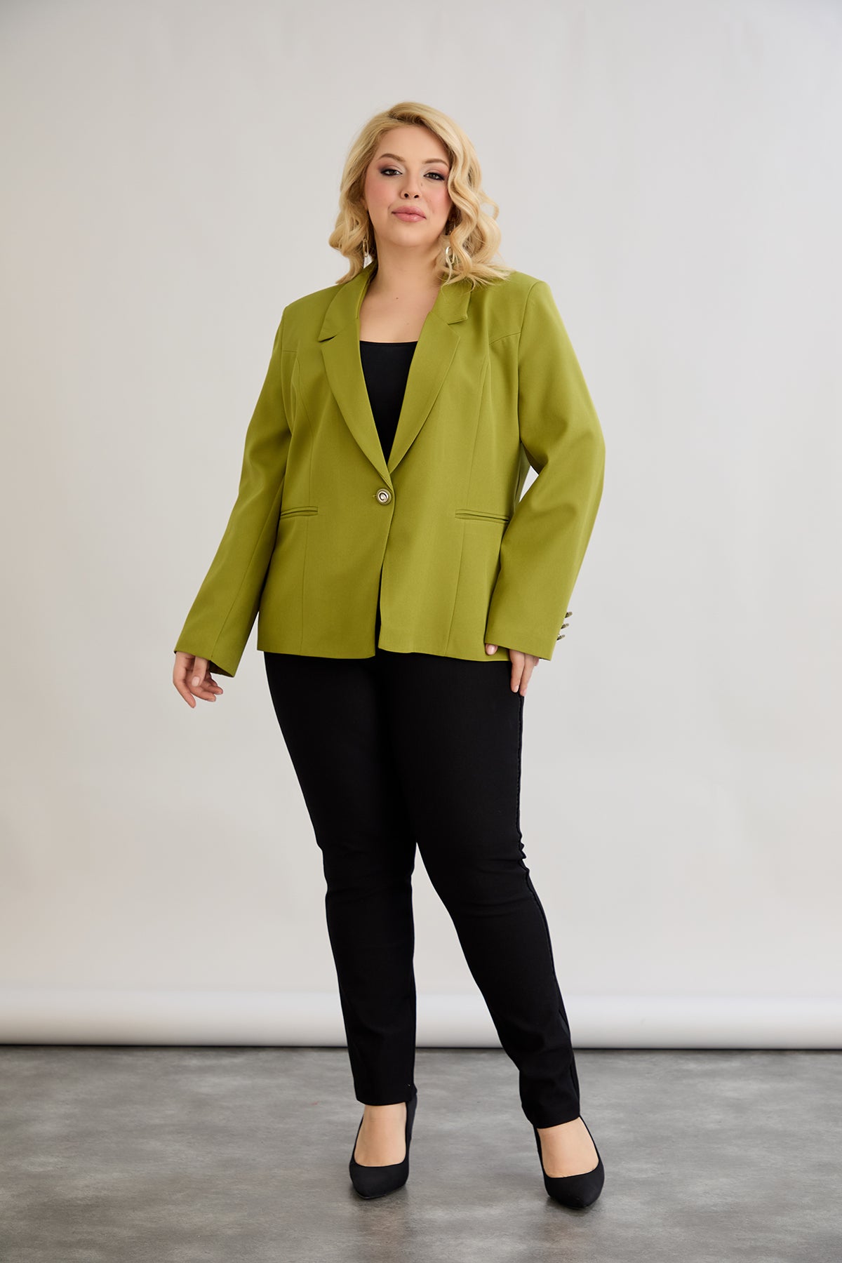 Κομψό και μοντέρνο σακάκι με φόδρα  και ένα κουμπί σε μεγάλα μεγέθη- Πιστάτσιο