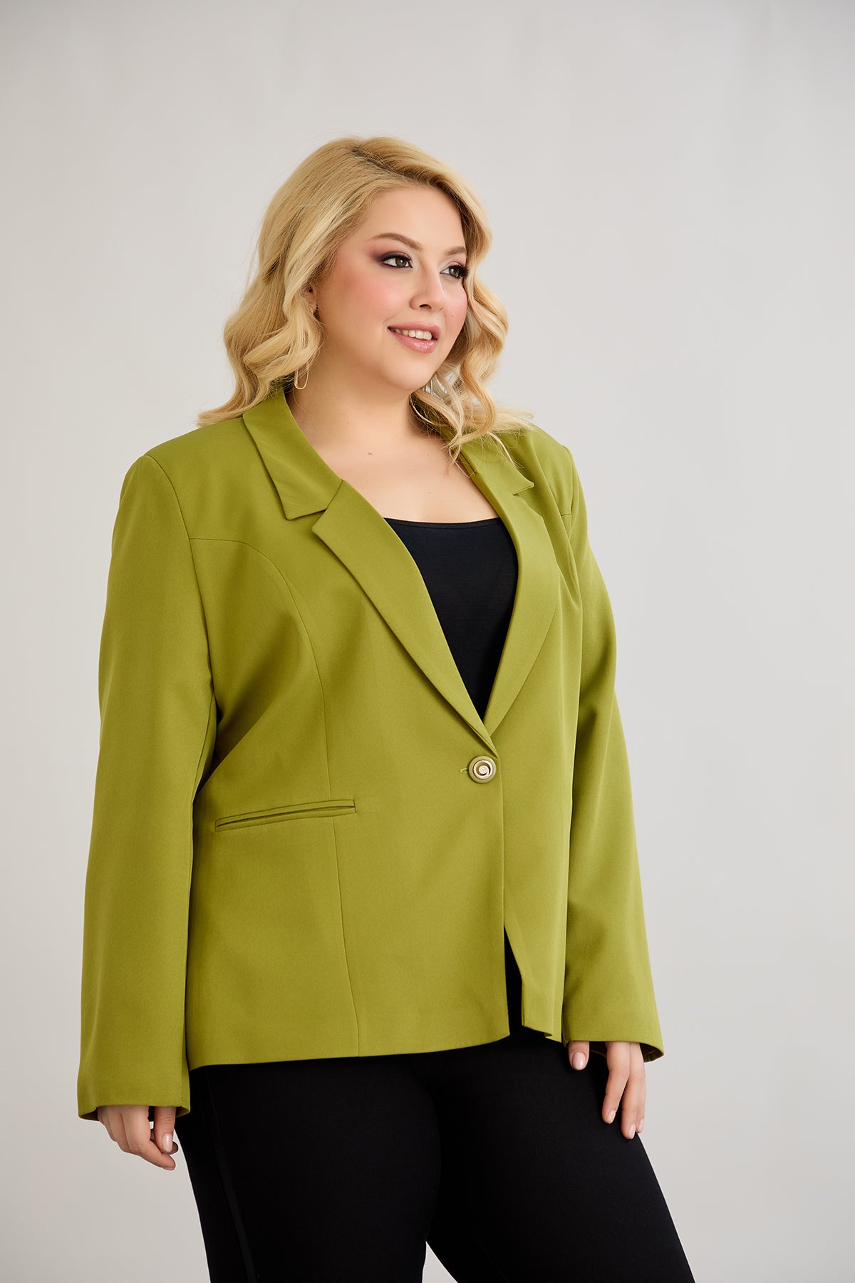 Κομψό και μοντέρνο σακάκι με φόδρα  και ένα κουμπί σε μεγάλα μεγέθη- Πιστάτσιο