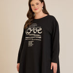 Βαμβακερή τουνίκ με ασημί στάμπα Love σε μαύρο χρώμα σε μεγάλα μεγέθη