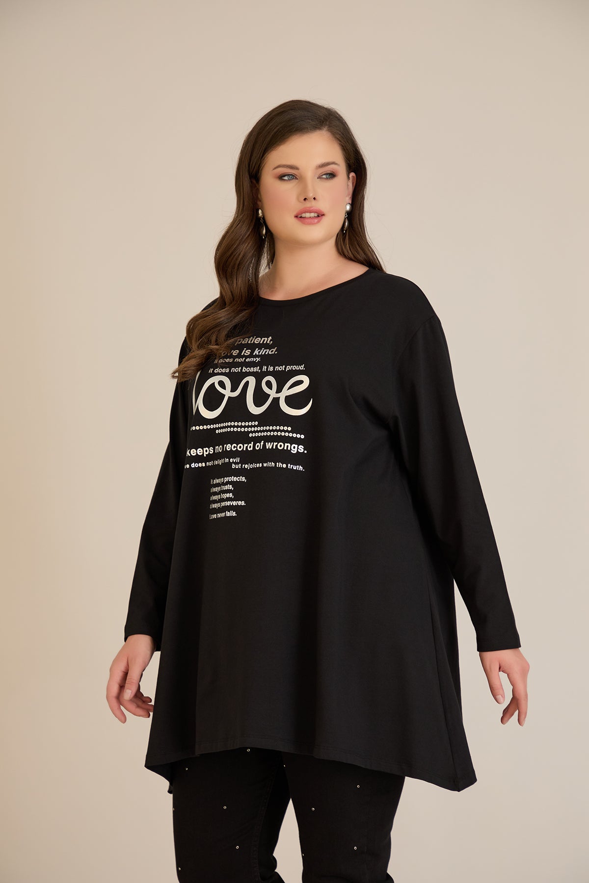 Βαμβακερή τουνίκ με ασημί στάμπα Love σε μαύρο χρώμα σε μεγάλα μεγέθη