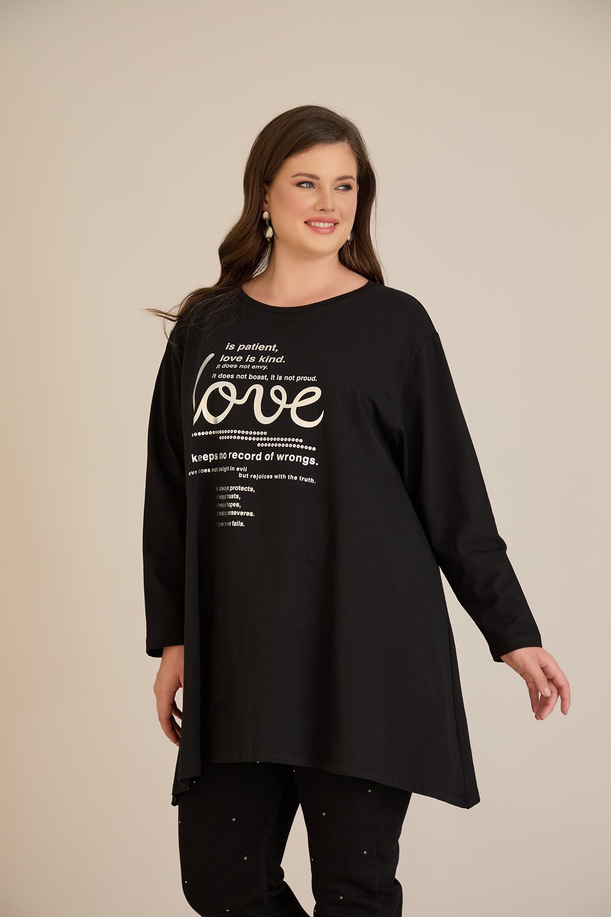 Βαμβακερή τουνίκ με ασημί στάμπα Love σε μαύρο χρώμα σε μεγάλα μεγέθη