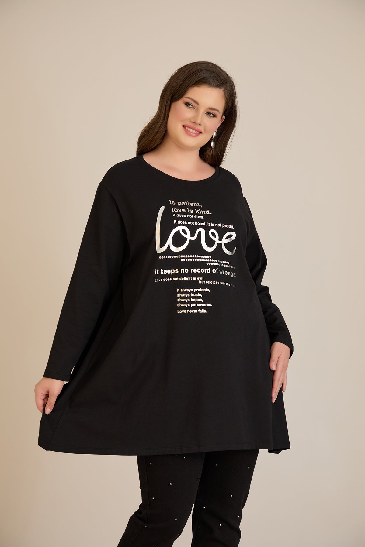 Βαμβακερή τουνίκ με ασημί στάμπα Love σε μαύρο χρώμα σε μεγάλα μεγέθη
