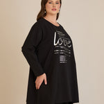 Βαμβακερή τουνίκ με ασημί στάμπα Love σε μαύρο χρώμα σε μεγάλα μεγέθη
