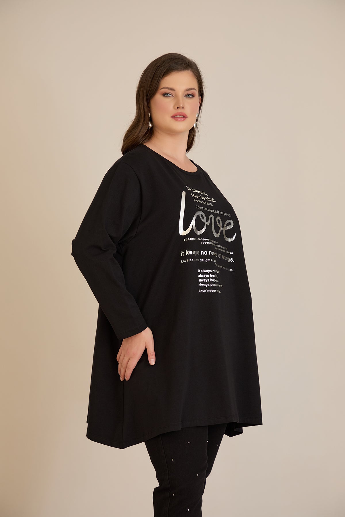 Βαμβακερή τουνίκ με ασημί στάμπα Love σε μαύρο χρώμα σε μεγάλα μεγέθη