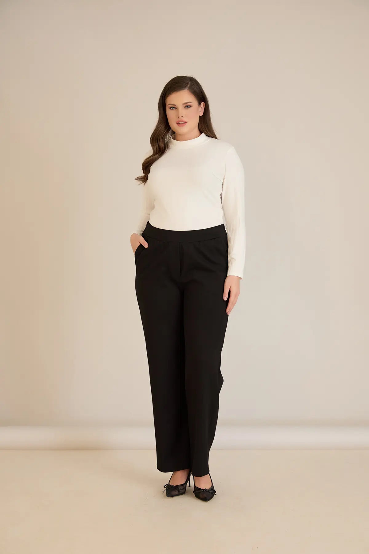 Παντελόνι με ελαστική μέση και ίσια γραμμή σε χρώμα Μαύρο σε μεγάλα μεγέθη