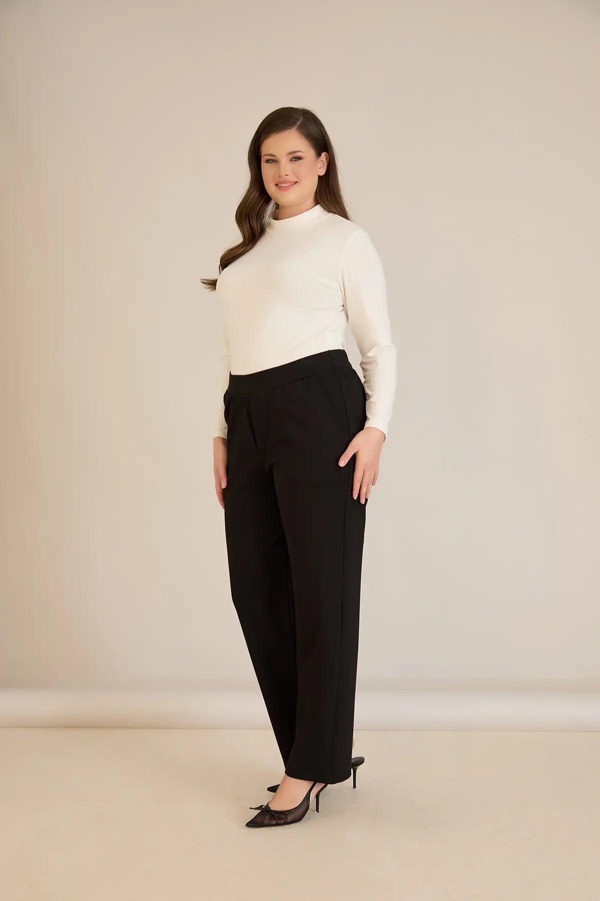 Παντελόνι με ελαστική μέση και ίσια γραμμή σε χρώμα Μαύρο σε μεγάλα μεγέθη