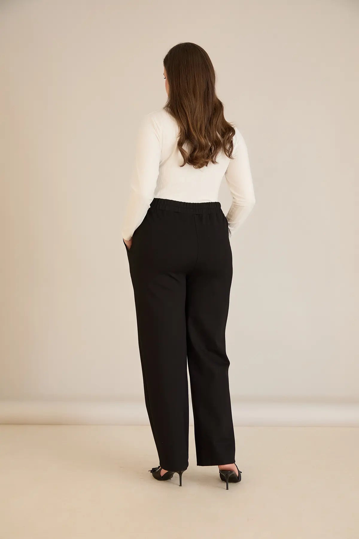 Παντελόνι με ελαστική μέση και ίσια γραμμή σε χρώμα Μαύρο σε μεγάλα μεγέθη