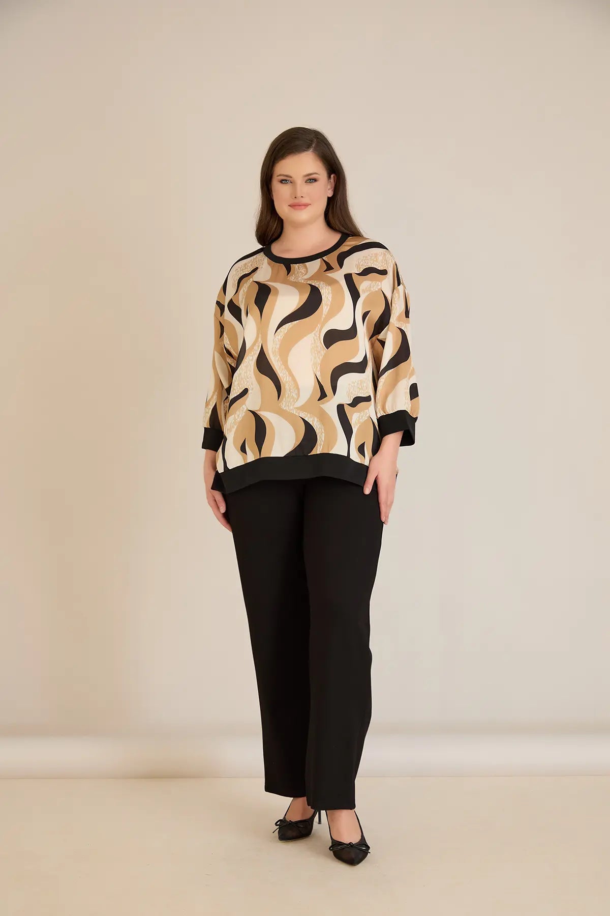 Παντελόνι με ελαστική μέση και ίσια γραμμή σε χρώμα Μαύρο σε μεγάλα μεγέθη