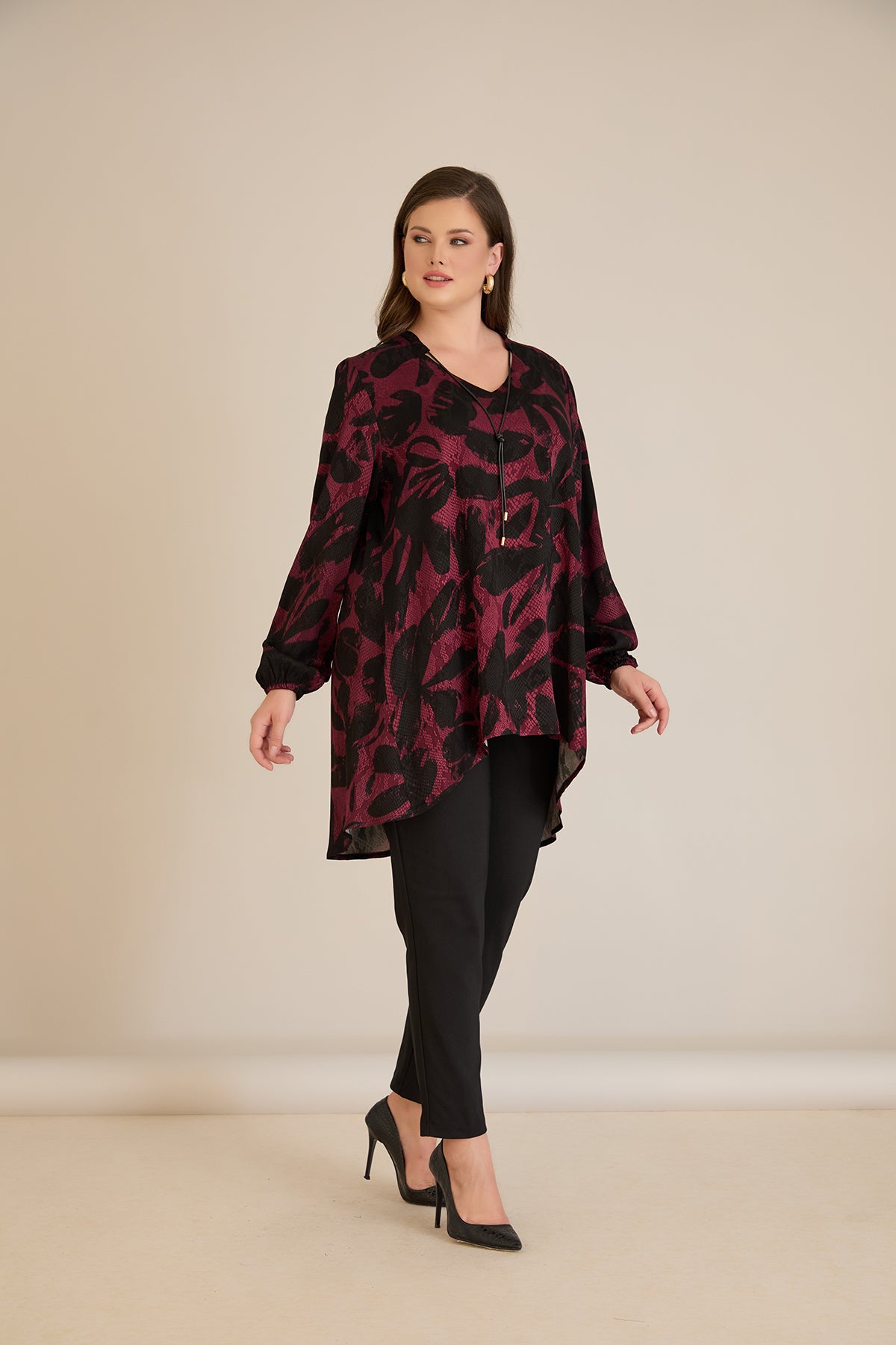 Τουνίκ από σατινέ βισκόζη με ασύμμετρη πλάτη σε Κόκκινο χρώμα σε μεγάλα μεγέθη