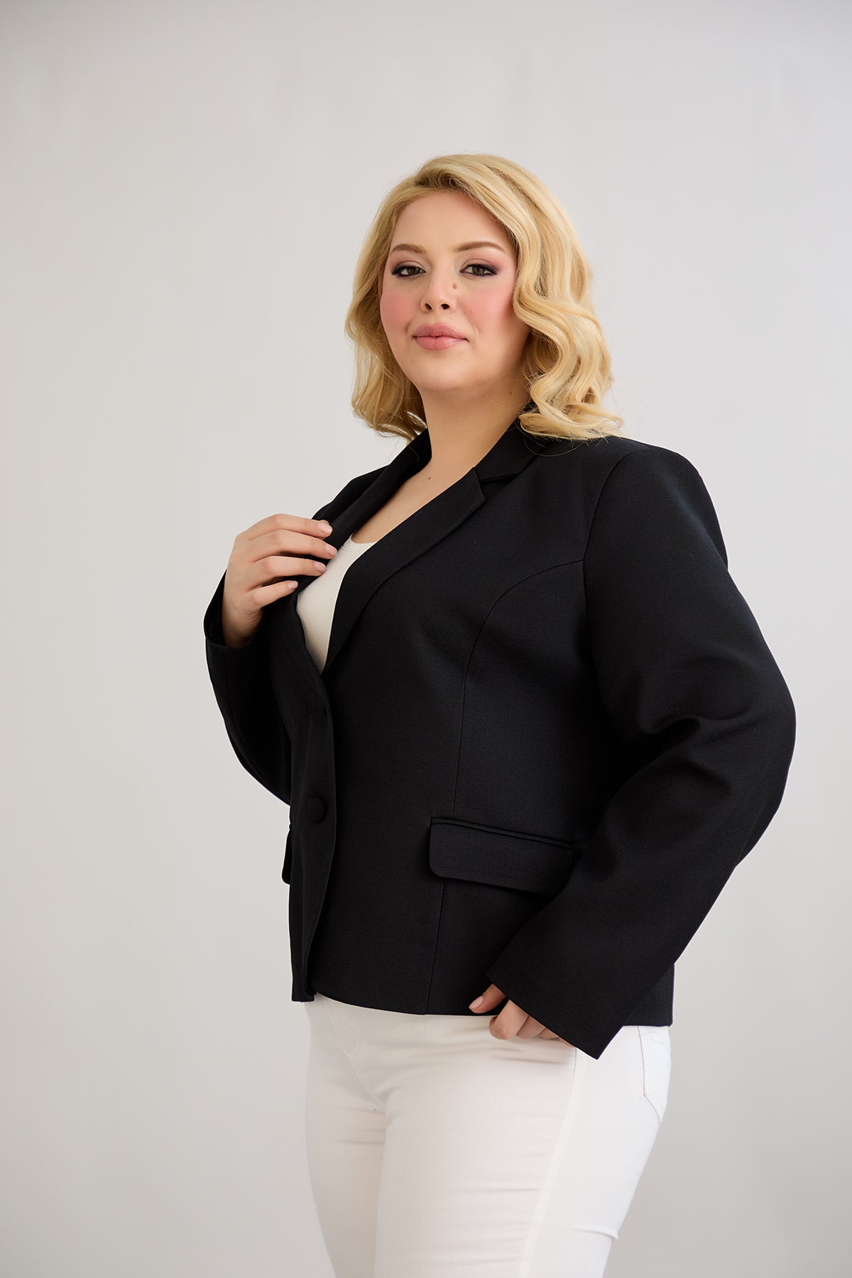 Μοντέρνο κοντό σακάκι από λινό/βαμβάκι σε μεγάλα μεγέθη- Μαύρο