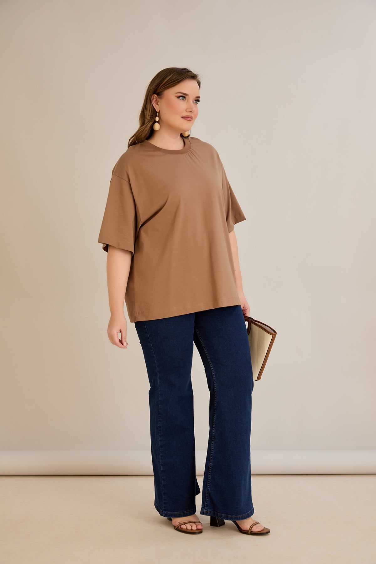 Βαμβακερή μπλούζα oversize 10355 σε χρώμα  Καπουτσίνο σε μεγάλα μεγέθη