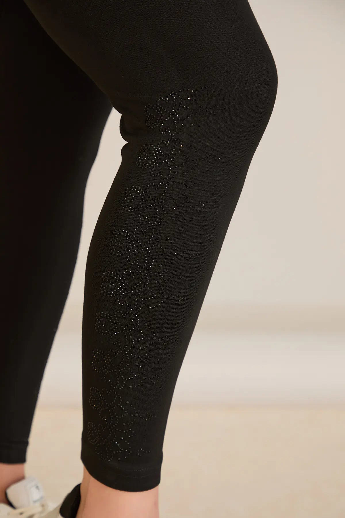 Βαμβακερό κολάν σε μαύρο χρώμα με στρασάκια σχέδιο 2 κατάληλο για περιφέρεια έως 180 εκ σε μεγάλα μεγέθη